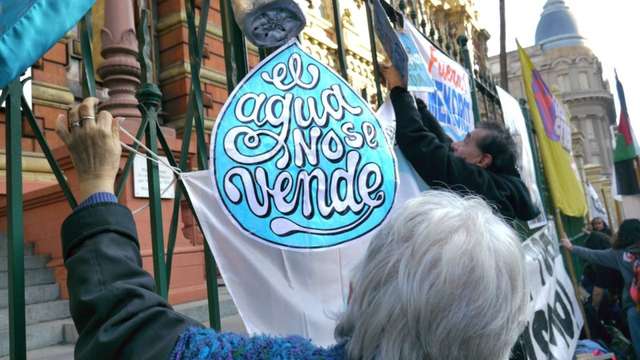 Le venden Aysa a la casta para pagar la deuda externa