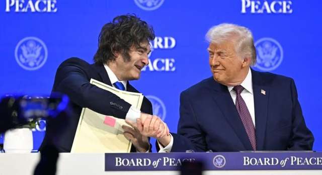 "Javier Milei dando la mano a Trump en el evento 'board of peace'"