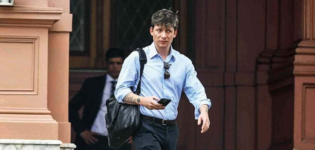 "Satiago Caputo, asesor del gobierno, saliendo de la casa rosada."