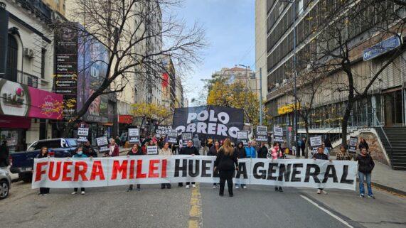 "Columna del partido obrero en una marcha con una pancarta que dice'fuera Milei, huelga general'" "Columna del partido obrero en una marcha con una pancarta que dice'fuera Milei, huelga general'"