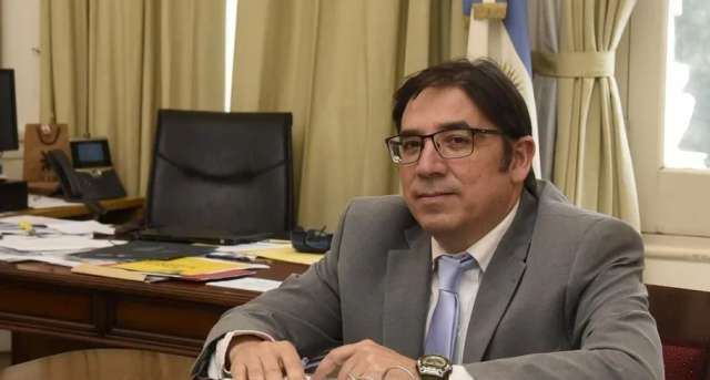 "Alejandro Álvarez, subsecretario de Políticas Universitarias de la Nación en su oficina."