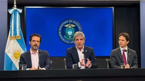 Ante el pico de morosidad, Milei y Caputo salen a dar garantías... a los bancos y Galperin