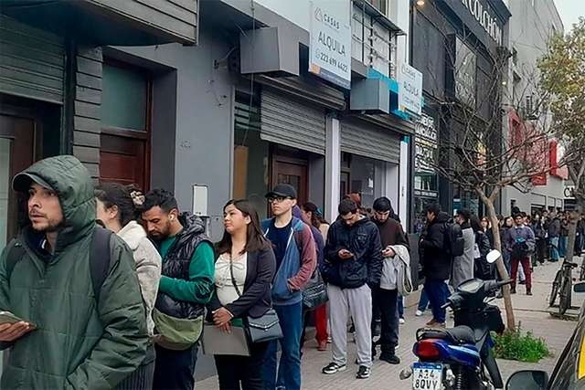 Cuadras de fila por un laburo precario, porque siguen destruyendo el empleo