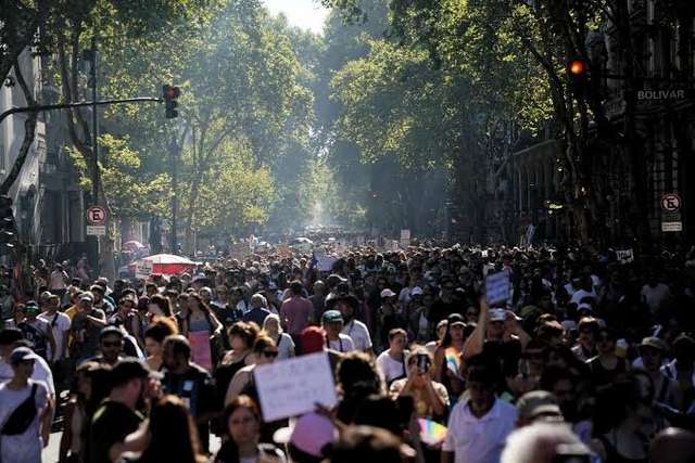 Crece la bronca, todos a la calle