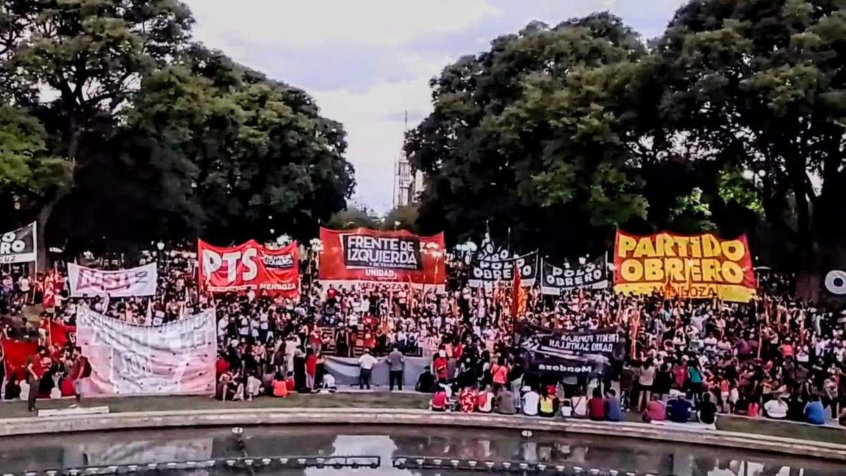 Miles de personas copan la plaza independencia de Mendoza contra el FMI Miles de personas copan la plaza independencia de Mendoza contra el FMI
