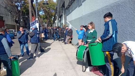 Vicente López: los trabajadores de la fábrica textil Khamsin reclaman ingresar a sus puestos de trabajo