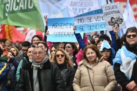 Una multitud rodea el Congreso contra la ley de inviabilidad de la propiedad privada capitalista