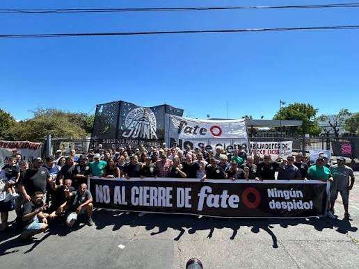 Milei festeja los despidos en Fate para encubrir su fracaso económico y justificar la desindustrialización
