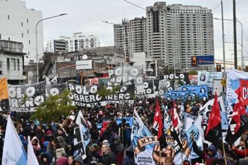 Represión en Puente Pueyrredón durante la jornada de lucha en todo el país contra la baja de Volver al Trabajo