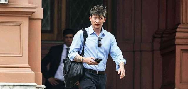 "Satiago Caputo, asesor del gobierno, saliendo de la casa rosada."